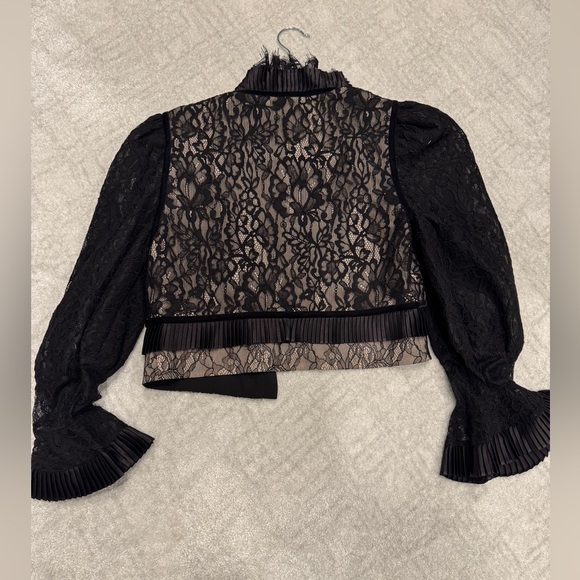 Alice + olivia black lace cropped top size M runs small - Picture 4 of 10